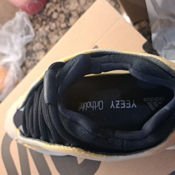 adidas Yeezy 700 V3 - Picture 6 of 8